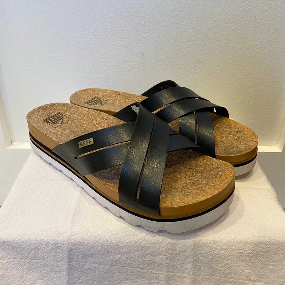 Reef Cushion Bloom Hi Sandals with Black Crisscross straps - Size 10